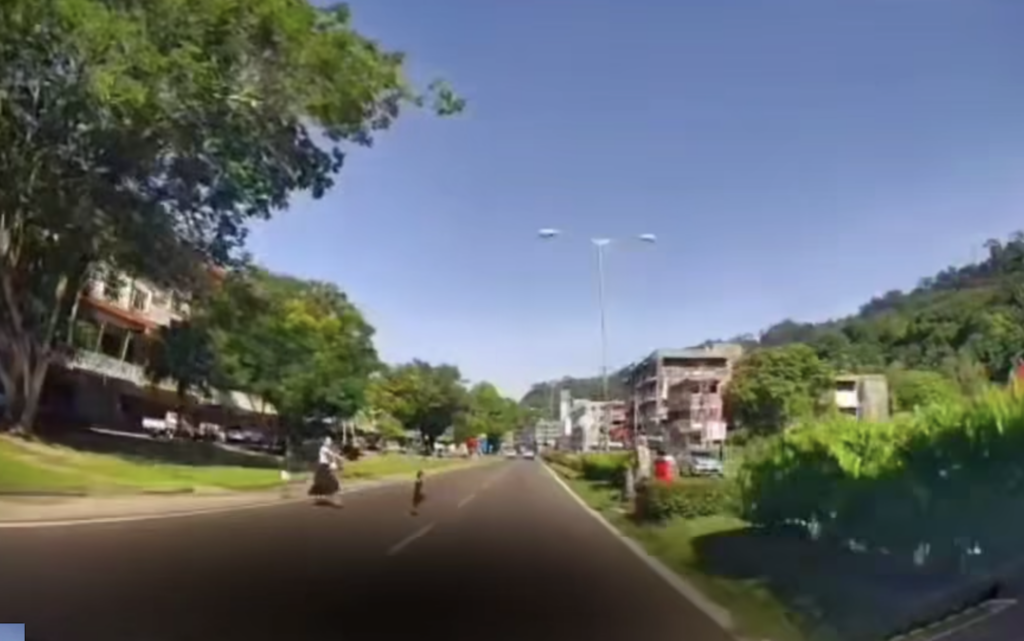 Ibu Bergegas Merangkak Dan Memeluk Anak Selepas Dirempuh Kereta Ketika Lintas Jalan Di Sabah
